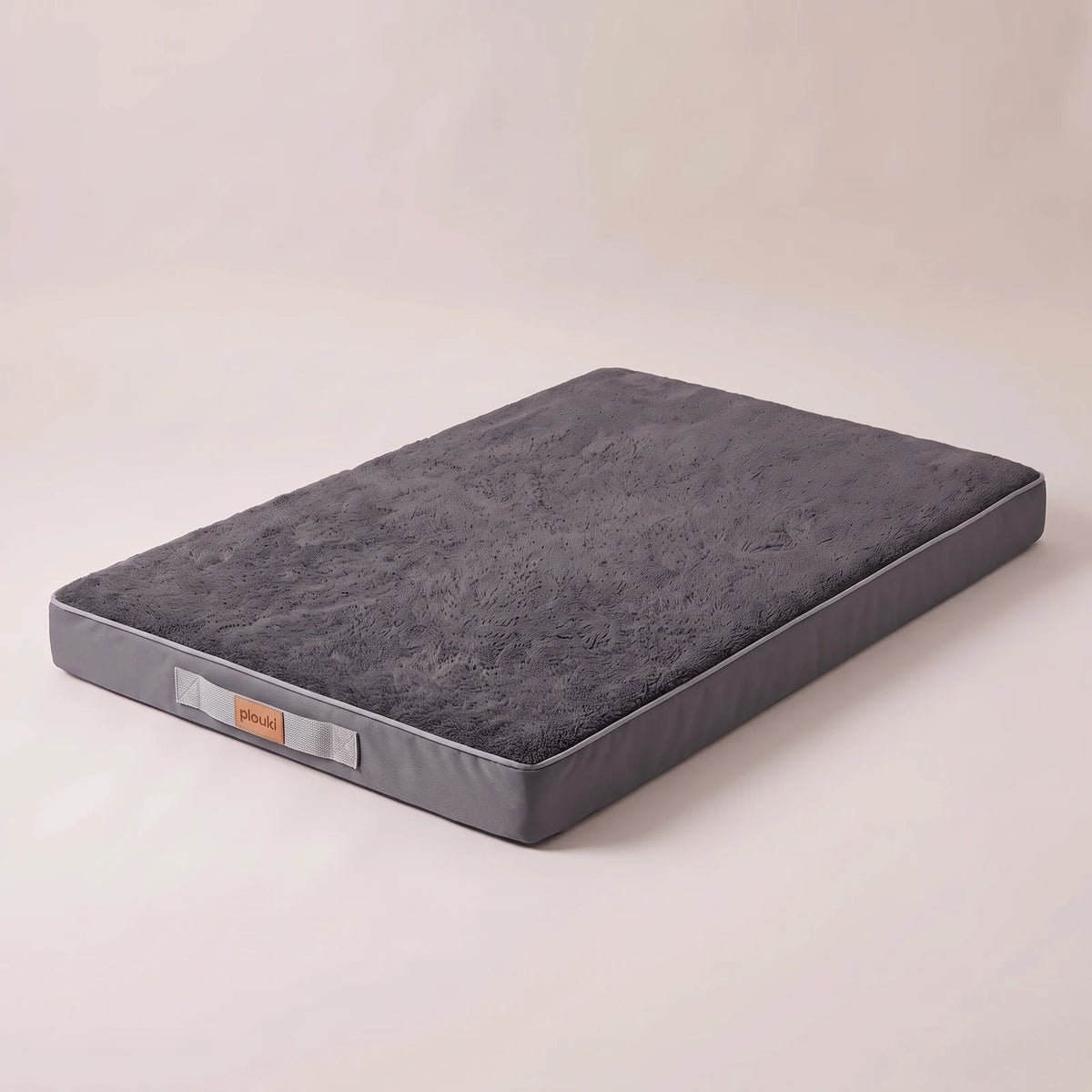 Matelas orthopédique Plouki coloris gris, dessus peluche zippé, vue studio