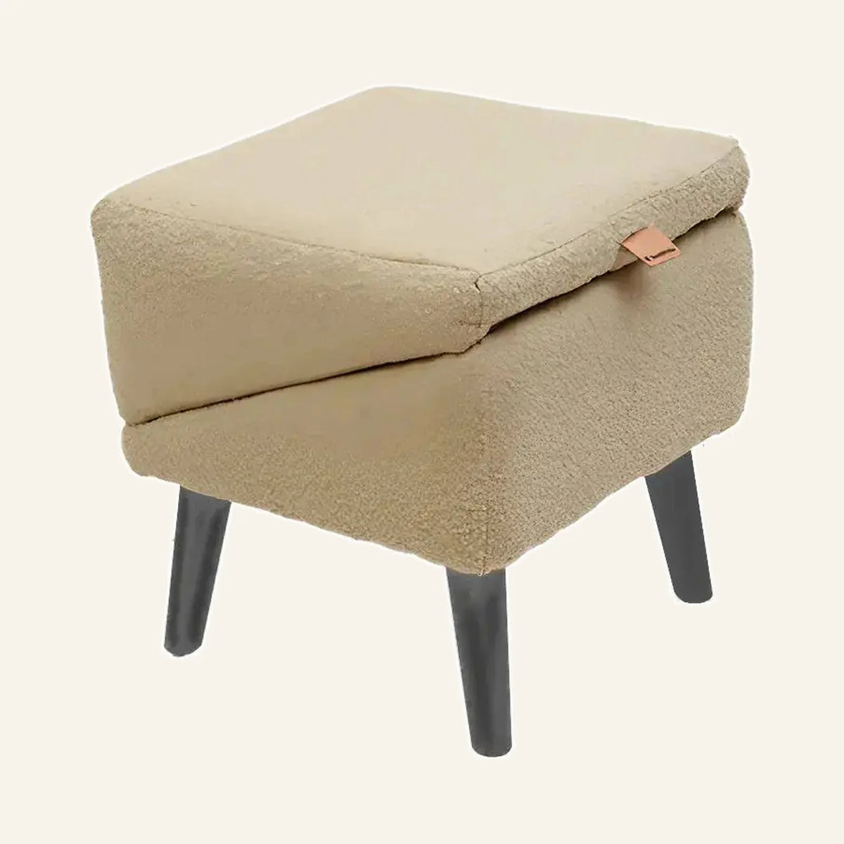 Pouf-rampe 2-en-1 Plouki beige, tissu bouclette, pieds en bois noirs, mode pouf